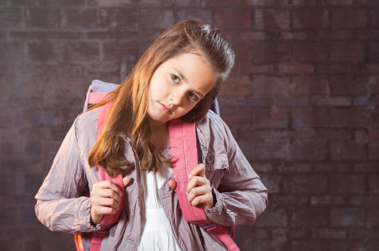 Mädchen mit Schultasche